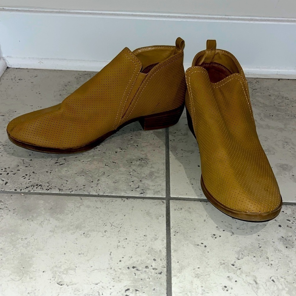 Rampage tan heeled booties. Size 7M.
